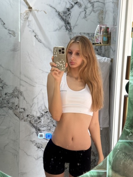 mirror selfie exclusive picture