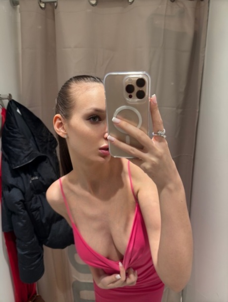 bröstselfie ganska vuxen foto