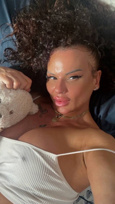 female bodybuilder pretty photos