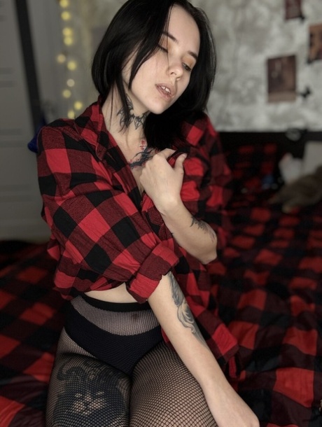 skinny brunette naked picture