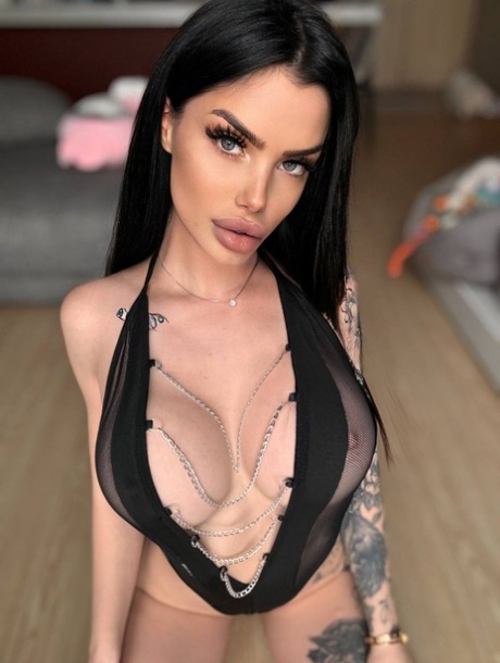 brune aux gros seins sexy érotique photos