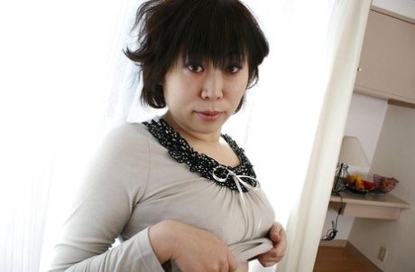asiatica che si spoglia bello gratis img