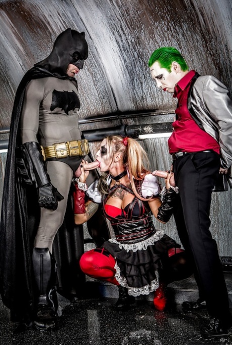 pompino in cosplay sopra nudo galleria