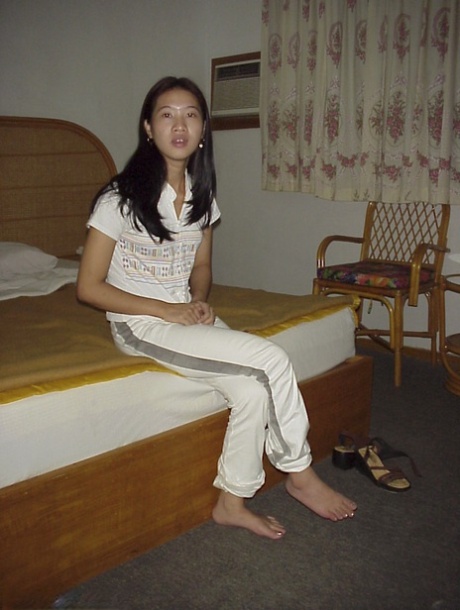 妈妈脱衣服 藝術色情 畫廊