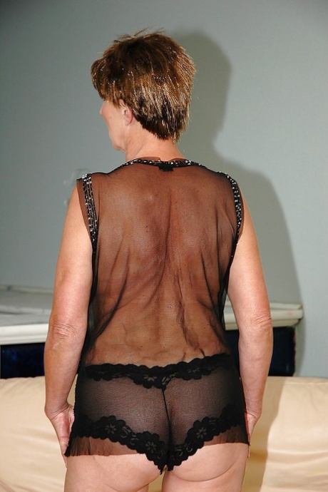 bestemor bøyde seg over top nudes img