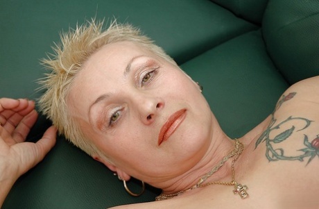 faccia da nonna sesso nudo fotografie