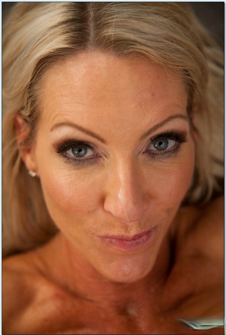 Emma Starr model nude pic