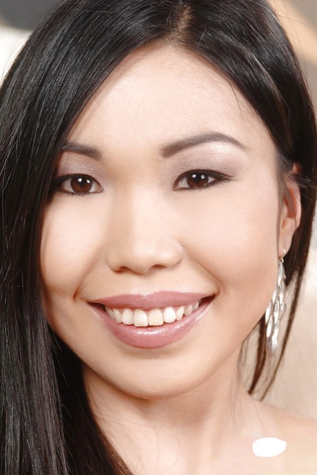 Nicoline Yiki star sexy pics