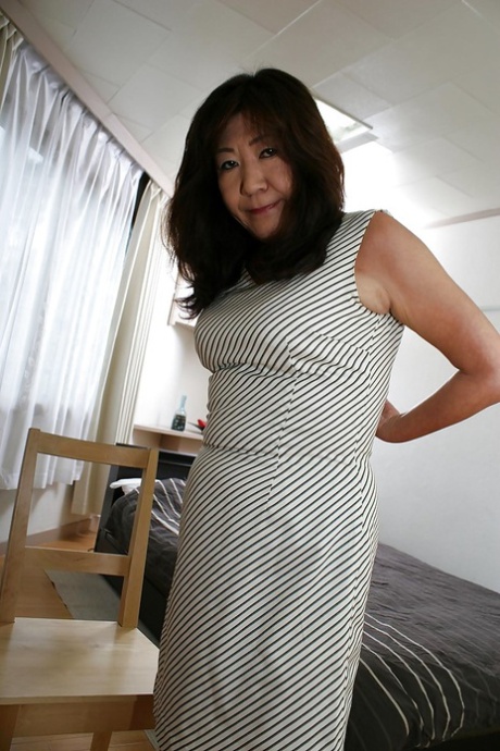 奶奶脱衣服 熱門色情片 圖片