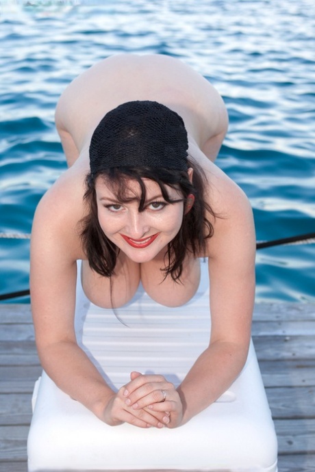 bruna formosa sexy esclusivo Immagine