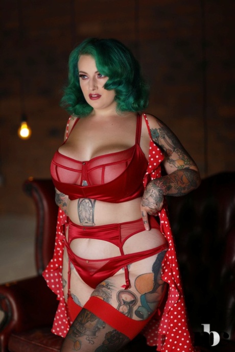 Galda Suicide pornographic actress pic
