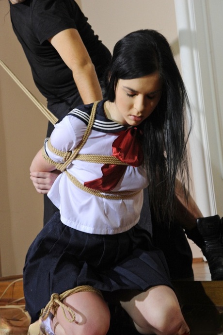 青少年束缚 自由裸體 圖片