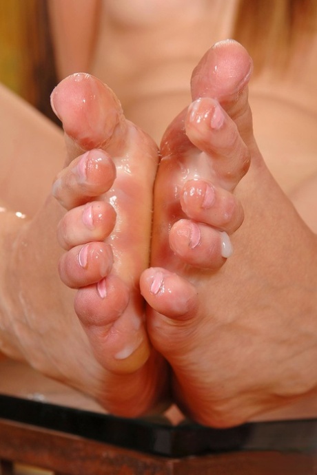 sperma sulle dita dei piedi nudi erotici foto