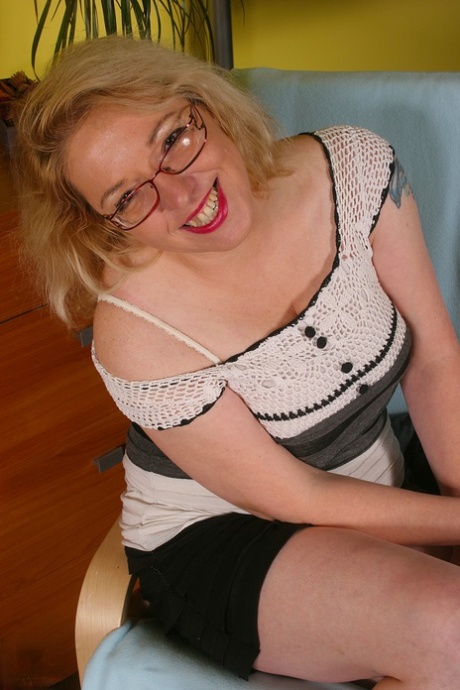 curvy glasses hot porn photos