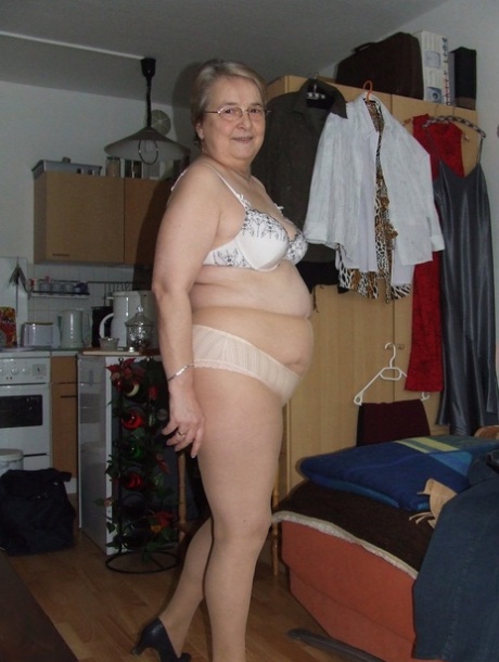 oma slipje naakten porno afbeelding