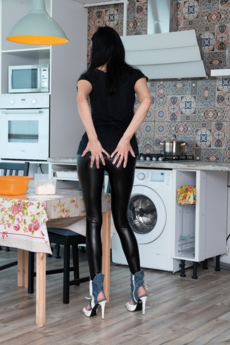 mature yoga pants free xxx pics