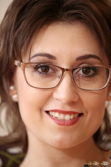 brunette glasses nudes pic