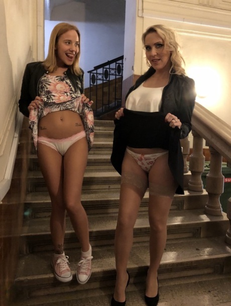 cameltoe bajo la falda bastante desnuda foto
