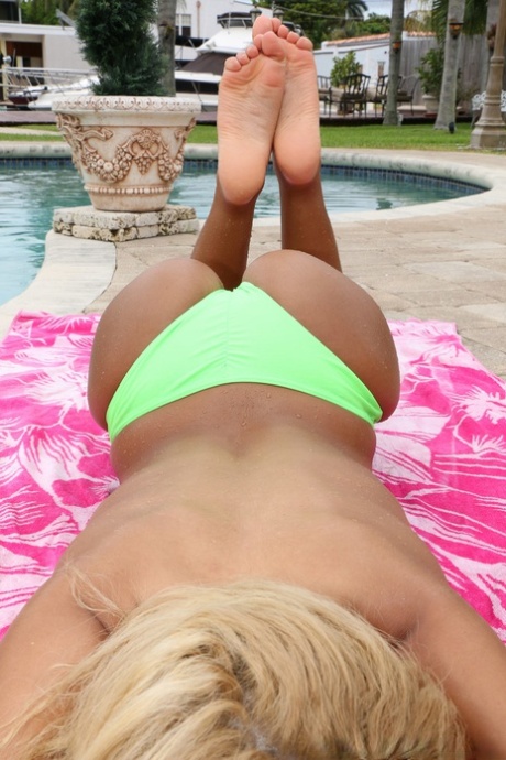 Chanel Collins hot model img