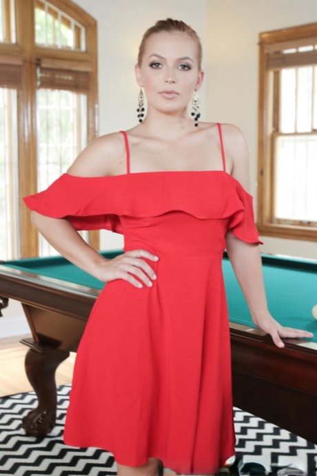 Sloan Harper adult star pic