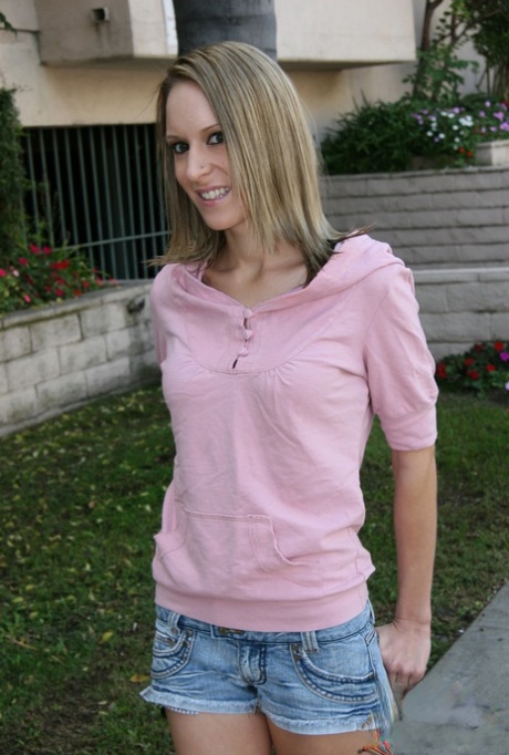 Haileey James nice actress photos