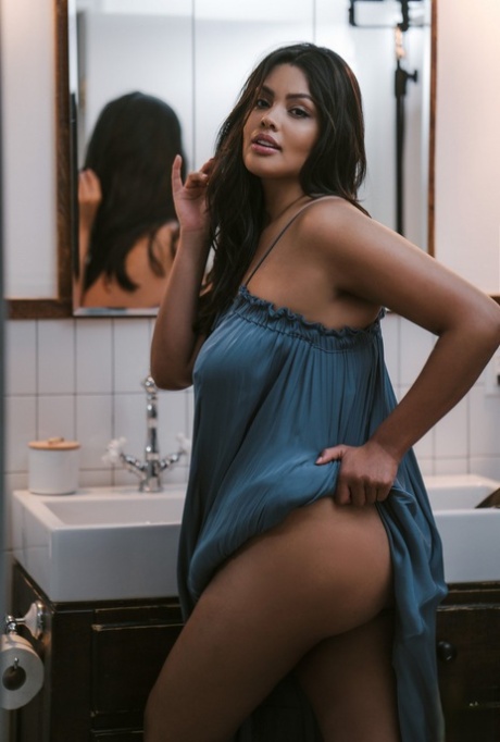 bruneta spodní prádlo krásná sexy obrázky