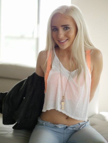 Naomi Woods star sexy photo