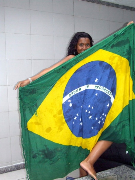 Joyce Oliveira nude pornstar picture
