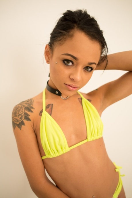 bikini da giovane magro piuttosto adulto foto