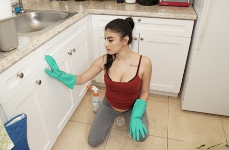 latina yoga pants hot sexy img