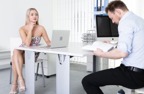scopata in ufficio hd nudo galleria