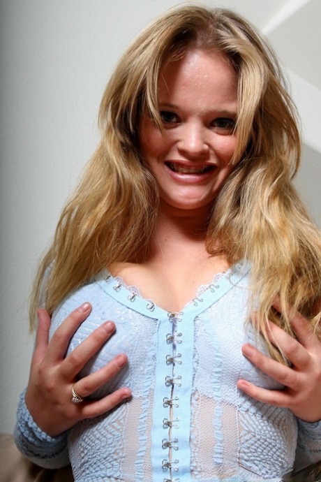 adolescente rubia con curvas erótica gratis imágenes