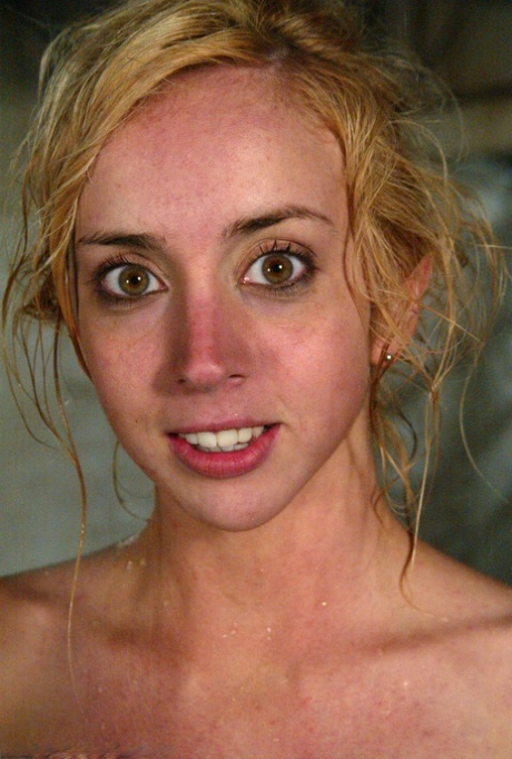 Kelly Wells nude star gallery