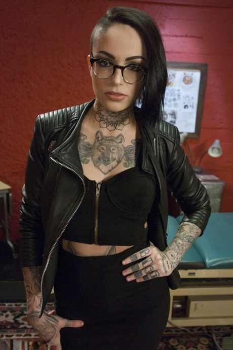 travesti tatuada desnudo caliente imágenes