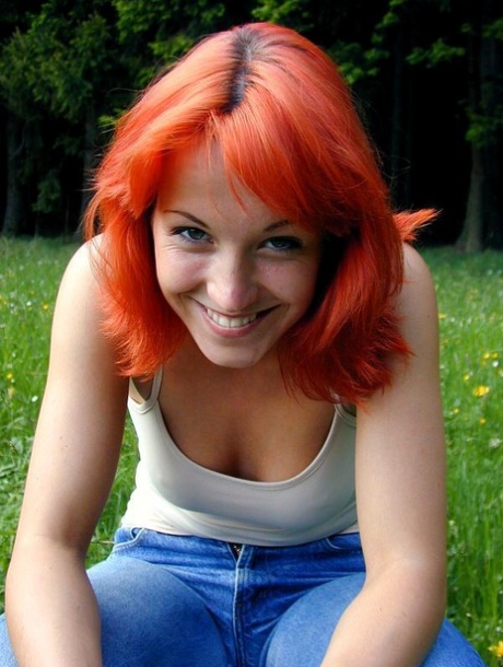 ruiva ao ar livre nu livre foto