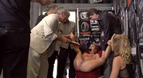bdsm público arriba bonita galerías