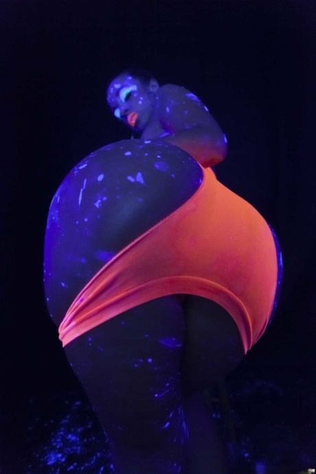 černá kočička zblízka hd akty galerie