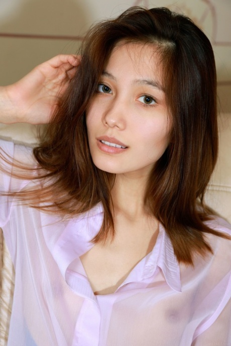 成熟した小さな垂れ乳 ホットセックス 写真