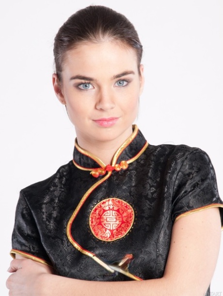 brunetka chlupatá kočička pěkně horko snímky