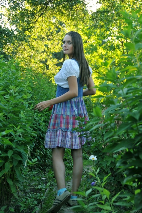 adolescente morena magra arte erótica imagem