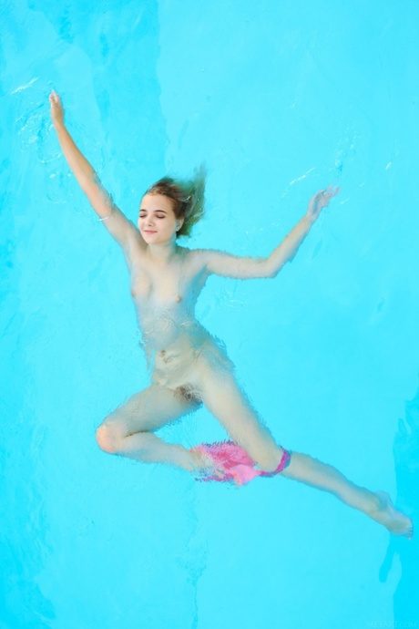 ティーンの濡れたパンティー 裸 写真