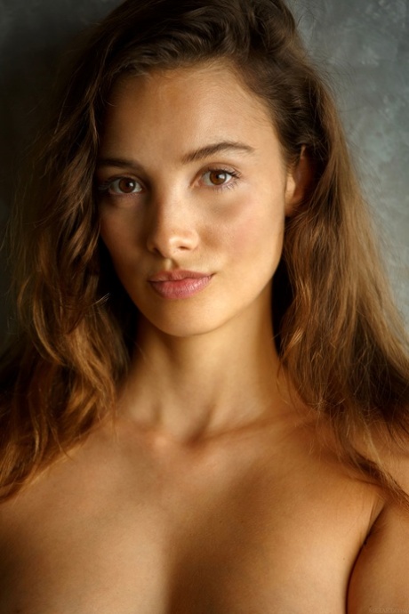 seksowna brunetka całkiem nago galerie