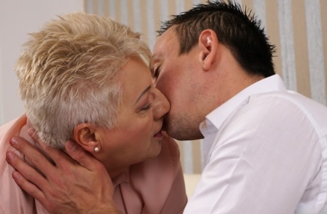 bestemor kyssing naken sex bilde