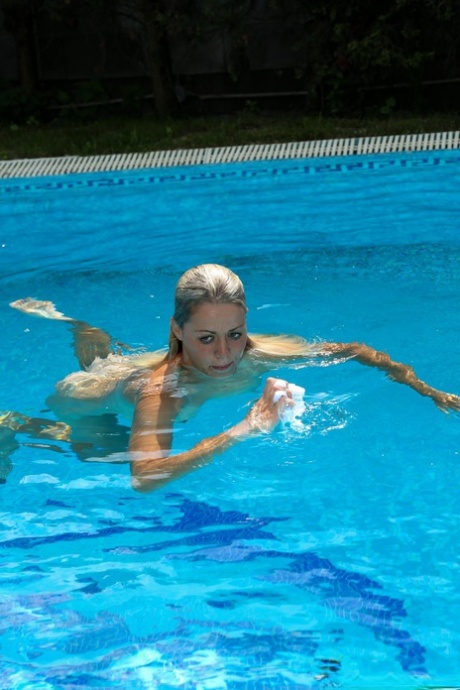 piscina desnudos de alta definición fotos