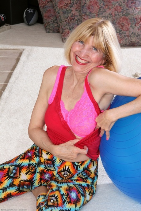 mature yoga pants free sex img