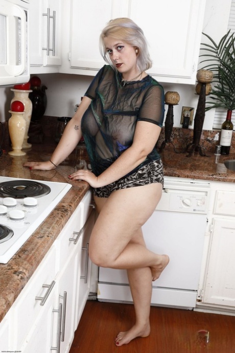 short hair blonde milf porno picture