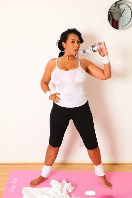 mature yoga pants art porn gallery