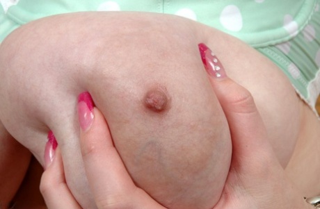 ふっくらとした自然なおっぱい 無料 写真