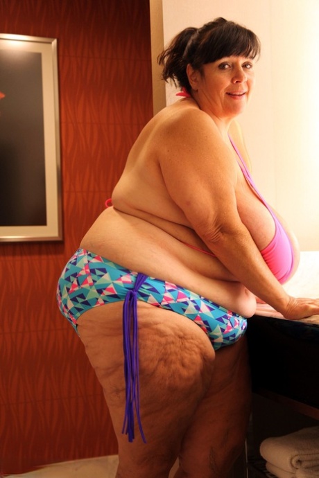 Oma-Bikini xxx kunst fotos