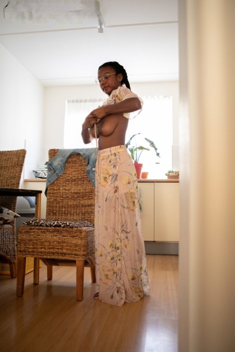 ebony saggy tits porno gallery